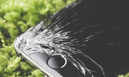 dropped-iphone-6-with-cracked-screen-close-up-picjumbo-com(1)